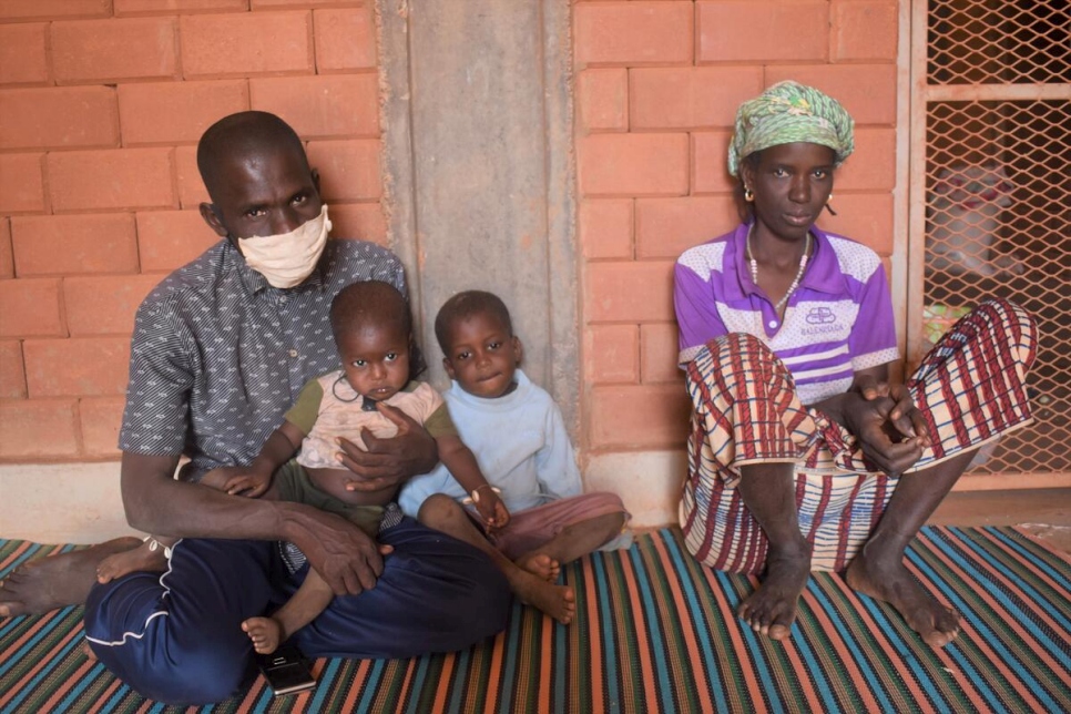 Aguiratou Diallo (derecha) y su familia en Ouahigouya, Burkina Faso.