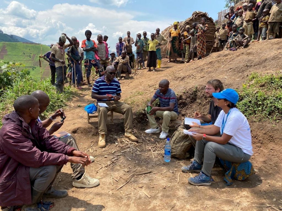 Personal de ACNUR realiza una evaluación de las necesidades de las personas desplazadas en el pueblo de Busumba después de su huida de Pinga, en Kivu Norte, en octubre de 2020.