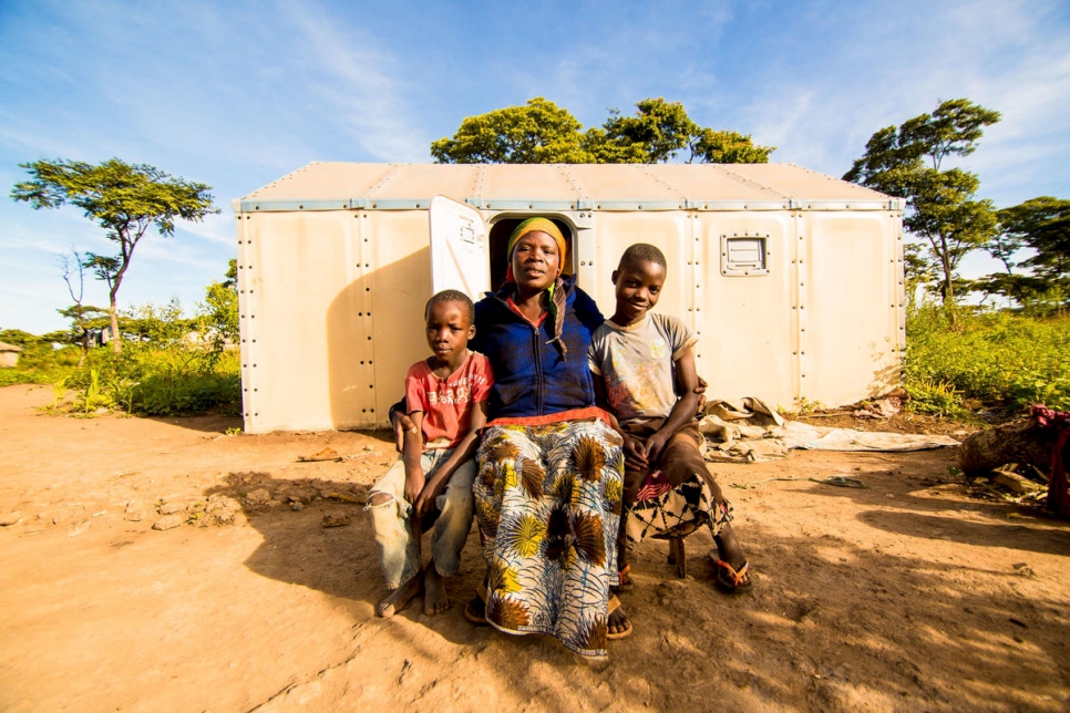 La refugiada burundesa Velarie Ntahonicaye y su familia delante de su casa en el campamento de refugiados de Kigoma, en Tanzania, en abril de 2019.