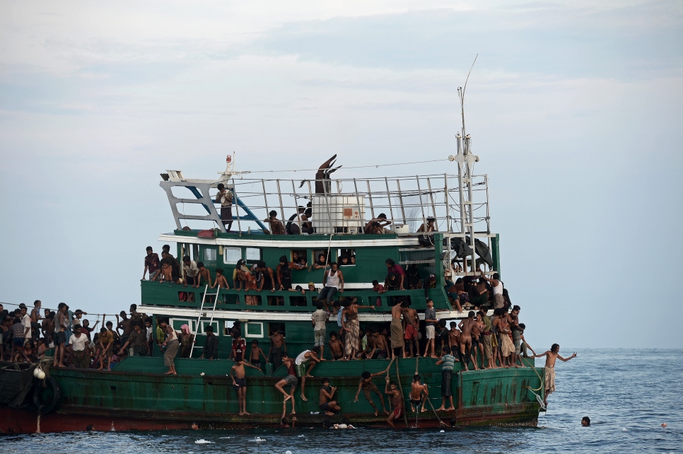 Una embarcación atestada de hombres, mujeres , niños y niñas rohingya a la deriva en el mar de Andamán, frente a las costas de Tailandia, en mayo de 2015.