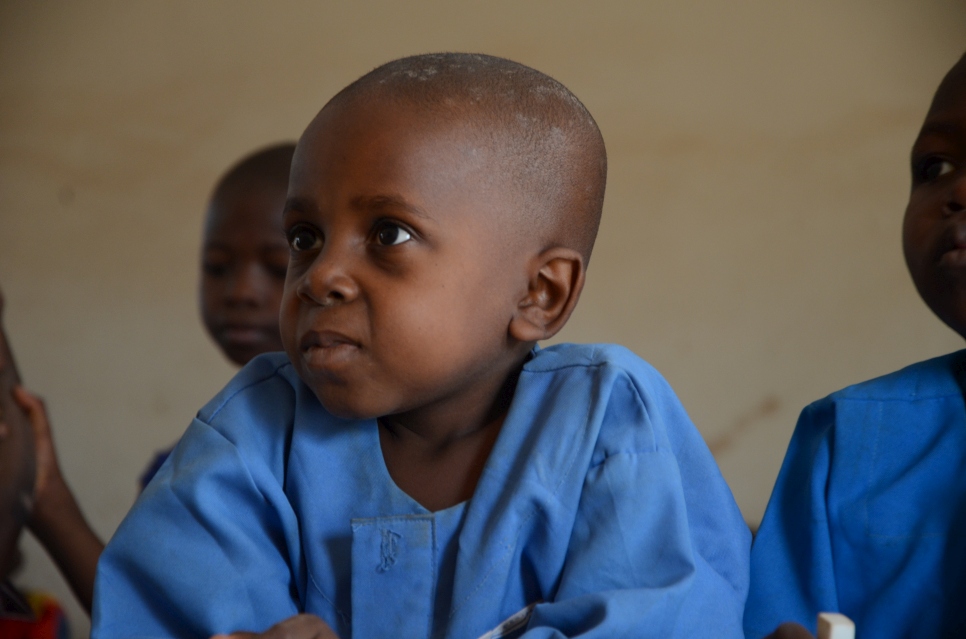 Azaiya se sienta en la primera fila de su clase en el asentamiento de Ikyogen, Nigeria.