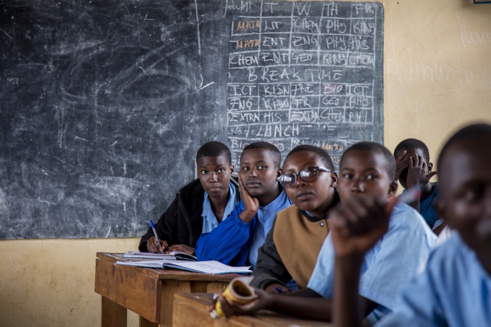Alumnos refugiados provenientes de Burundi asisten a clase en la escuela de Paysannat L en el campamento de refugiados de Mahama, Ruanda, en febrero de 2018.