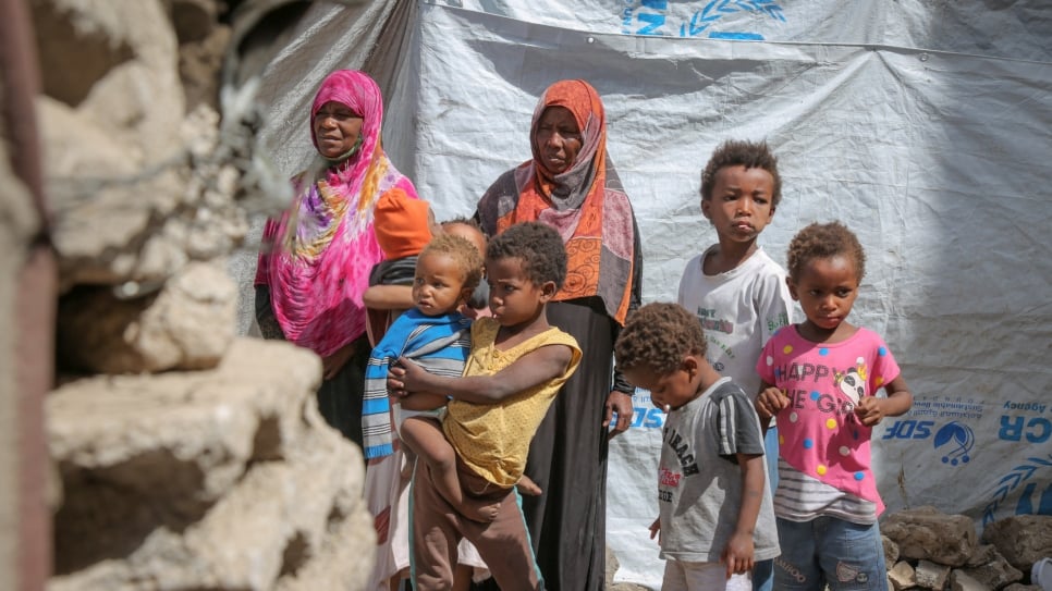 Gabra (vestida de rosa), madre yemení desplazada, junto a su familia en un campamento en Saná.