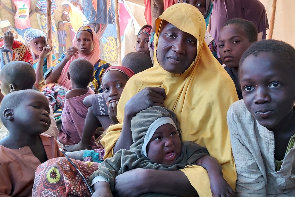 Saratou y sus siete hijos huyeron de su pueblo en Nigeria hacia la zona fronteriza de Maradi, en Níger, tras ser atacados por bandas criminales.
