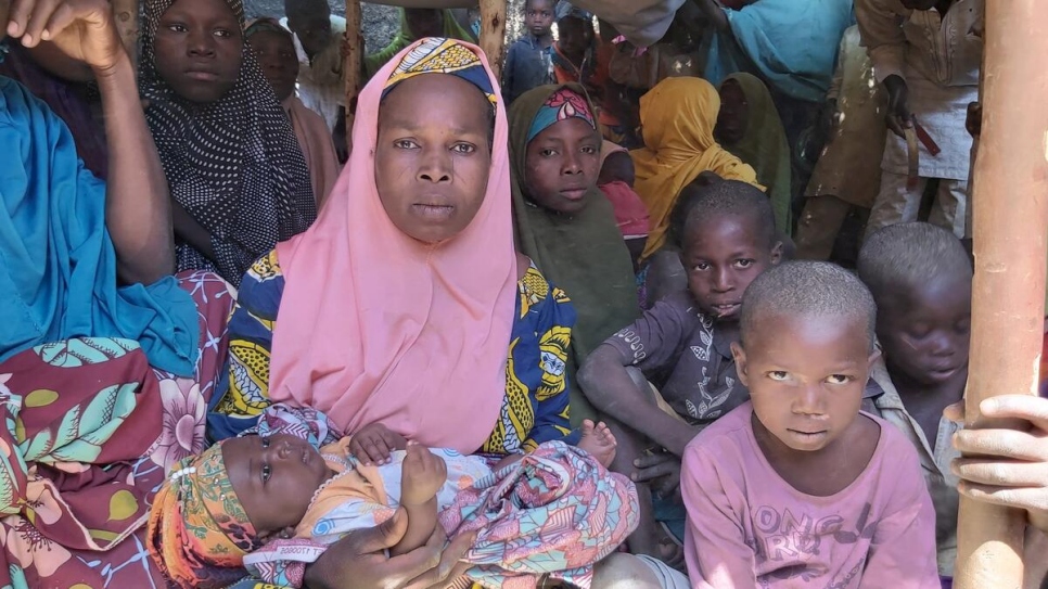 Aisha, una nigeriana refugiada, y su familia se encuentran entre los miles de personas que huyeron a Maradi, Níger, para escapar de la violencia.