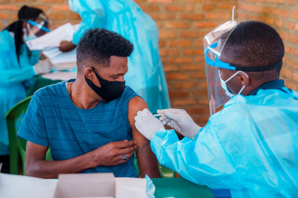 Un refugiado recibe la vacuna contra la COVID-19 en el Centro de Tránsito de Gashora, en Ruanda.