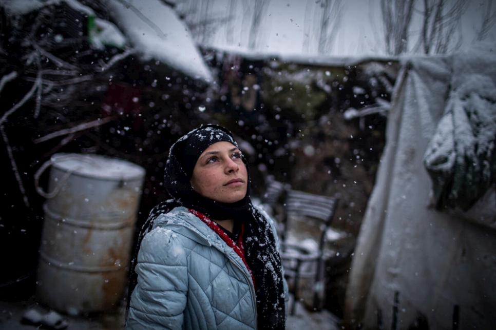 Joven refugiada siria fuera de su hogar en un asentamiento en el Valle de la Becá, Líbano.