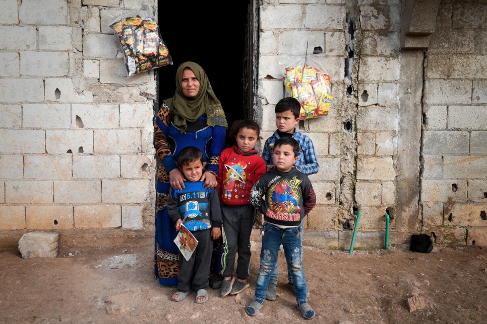 Abeer de 30 años, con sus hijos afuera de su casa en Dayr Hafir, Siria.