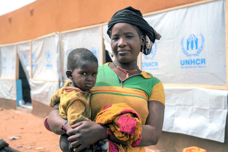 Aissata, quien llegó de Djibo, sostiene a su bebé. Ella es una de las personas malienses refugiadas que regresa al campamento de Goudoubo después de su reapertura.