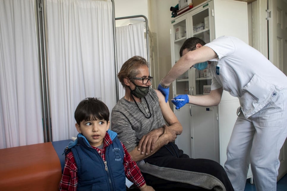 Un residente de un centro de acogida en las afueras de Belgrado recibe una inyección de vacuna contra el coronavirus.