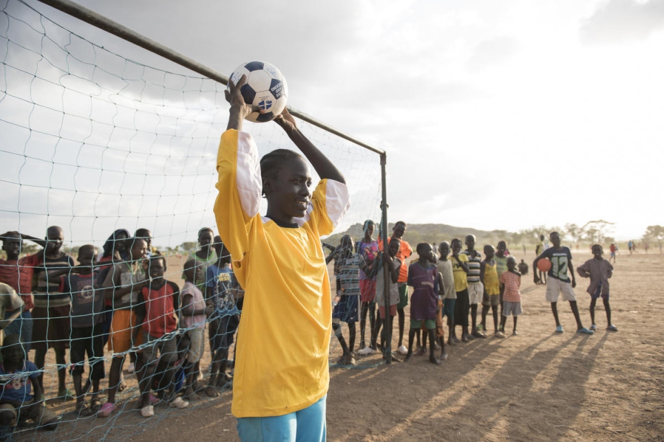 La refugiada sursudanesa Margaret Monday Dominic, de 15 años, vigila la portería de su equipo de fútbol en el campo de refugiados de Kakuma, en Kenia. 