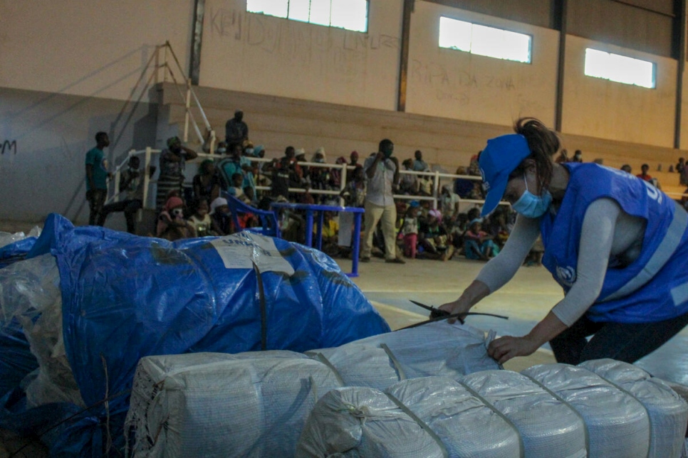 El personal de ACNUR se prepara para distribuir colchonetas y mantas a las familias que huyen de la violencia en Palma, al norte de Mozambique. 