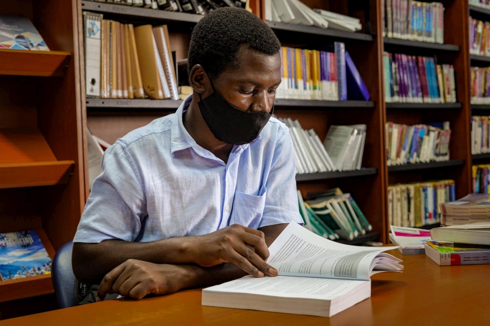 Haskins, refugiado de Zimbabwe, lee un libro en la biblioteca de la Universidad de Botho en Gaborone, Botsuana, donde estudia Administración de Empresas.
