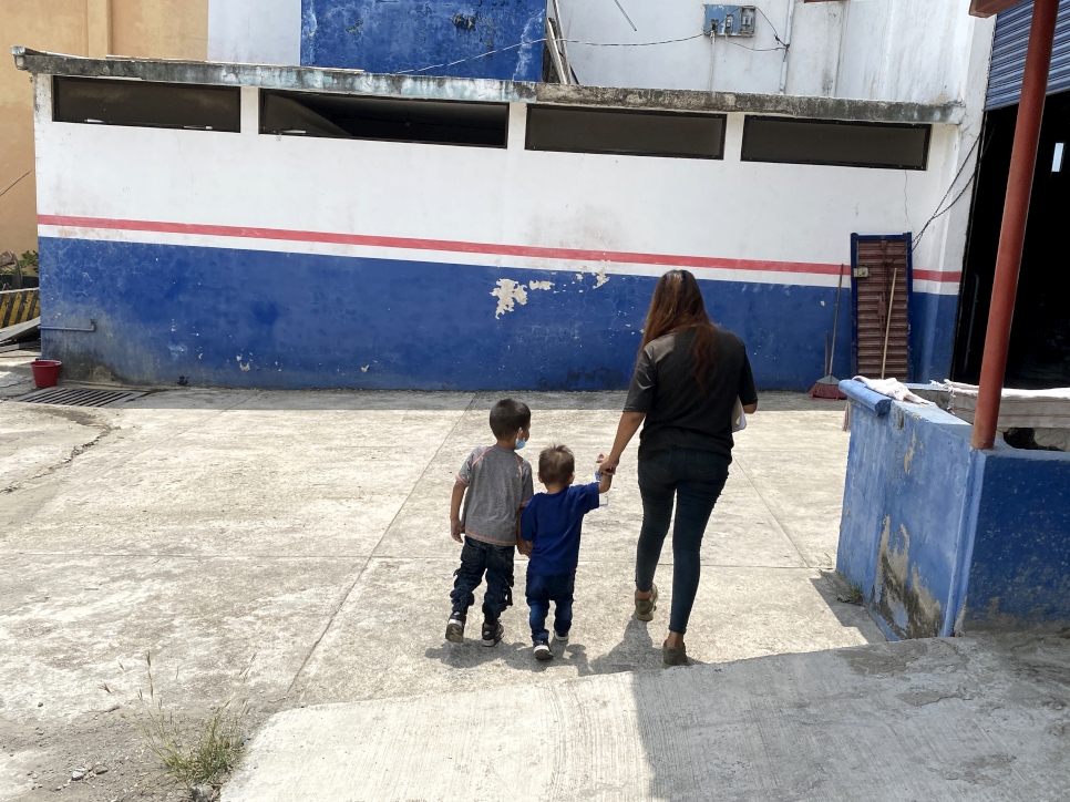 Madre salvadoreña con sus dos hijos pequeños en un centro de registro de ACNUR al sur de México.