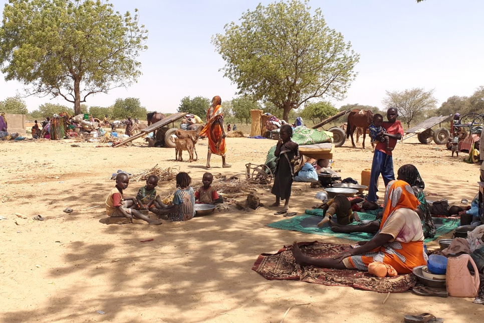 Personas refugiadas que huyen de la violencia reciente en la región sudanesa de Darfur, se sientan a la sombra cerca de la ciudad de Adré, Chad.