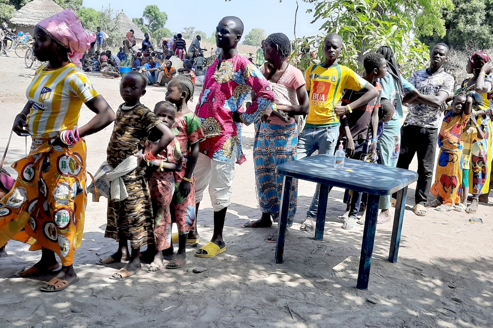 Personas refugiadas recién llegadas de la República Centroafricana son recibidas en Chad, el 16 de abril de 2021.