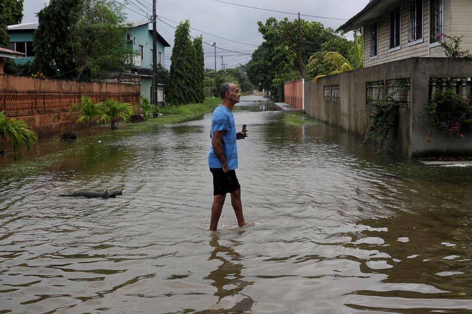 Un hombre camina por una calle inundada en Tela, Honduras, cuando se acerca el huracán Eta (3 de noviembre de 2020).