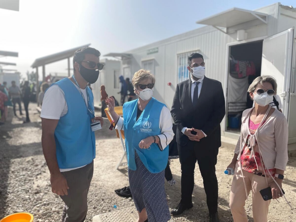 La Alta Comisionada Auxiliar para la Protección de ACNUR, Gillian Triggs (al centro), visita el Centro de Primera Acogida de Pournara, en Chipre.