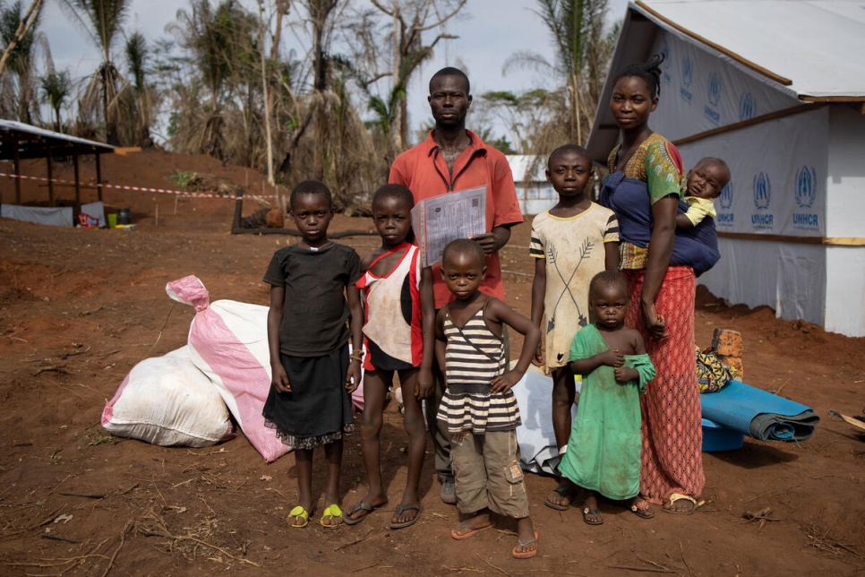 Fidele, de 35 años; su esposa, Brigitte, de 28; y sus hijos se preparan para mudarse a su albergue en el asentamiento de Modale, al norte de la República Democrática del Congo.   