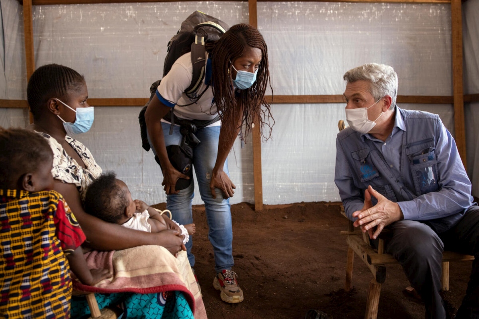 El Alto Comisionado de las Naciones Unidas para los Refugiados, Filippo Grandi, se reunió con Micheline (izquierda), una mujer refugiada de la República Centroafricana que actualmente vive en la República Democrática del Congo.
