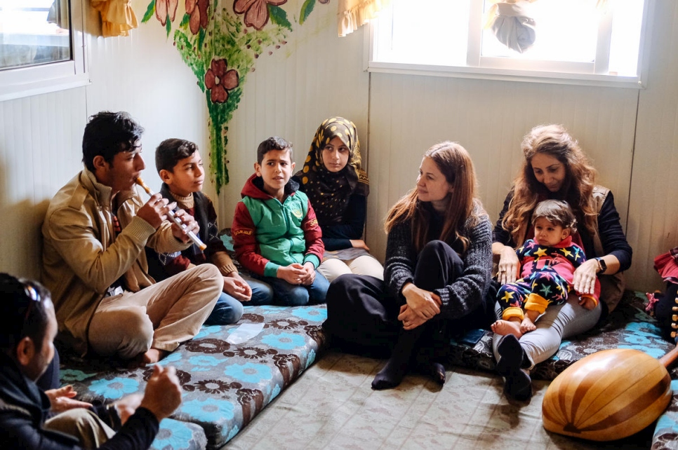 En un viaje a Jordania en enero de 2018, la presentadora de televisión Raya Abirached visitó a personas refugiadas sirias que viven en el campamento de Za'atari.