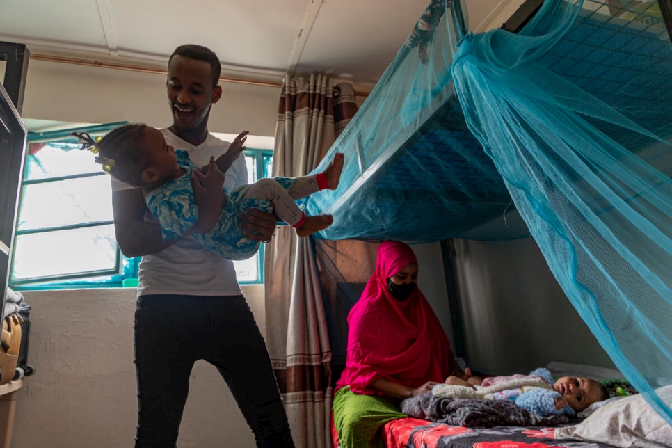 Los refugiados somalíes Abdulbasit y Zainab se relajan en su hogar temporal en el Mecanismo de Tránsito de Emergencia en Nyamata, Ruanda.
