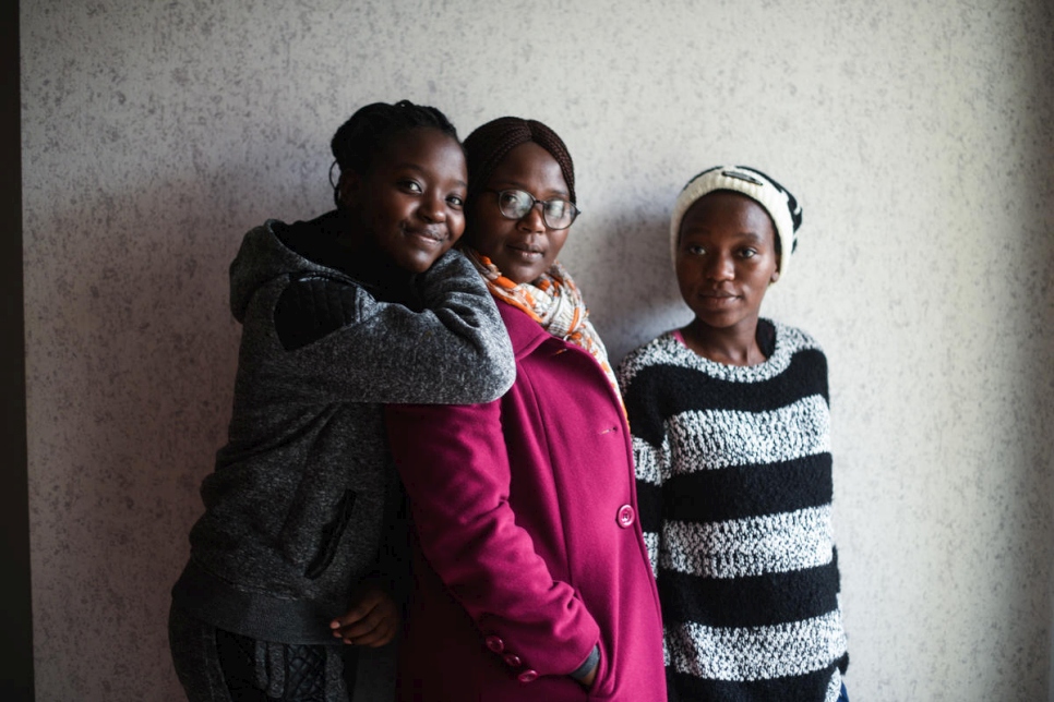 Familia congolesa reunificada: Estelle, Grace y Eliane (de izquierda a derecha) afuera de su departamento en Dijon, France.