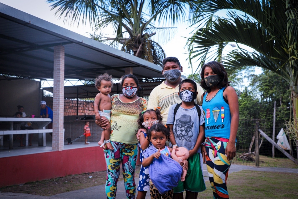 Una familia venezolana que vive en Manaos: a pesar del marco legal favorable, los adultos enfrentan dificultades para su inserción en el mercado laboral formal y reciben salarios inferiores.