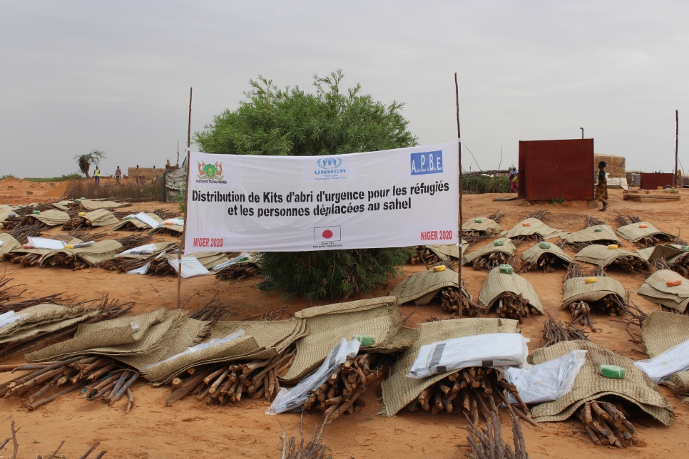 Los kits de alojamiento temporal están listos para distribuirse a las personas refugiadas y desplazadas internas en Ouallam, Níger.