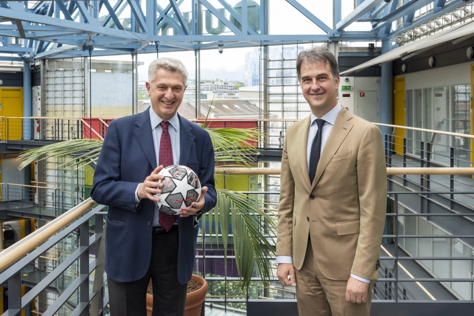 El Alto Comisionado de la ONU para los Refugiados, Filippo Grandi (izquierda) y Michel Uva, Director de Fútbol y Responsabilidad Social de la UEFA, en la sede de ACNUR en Ginebra.
