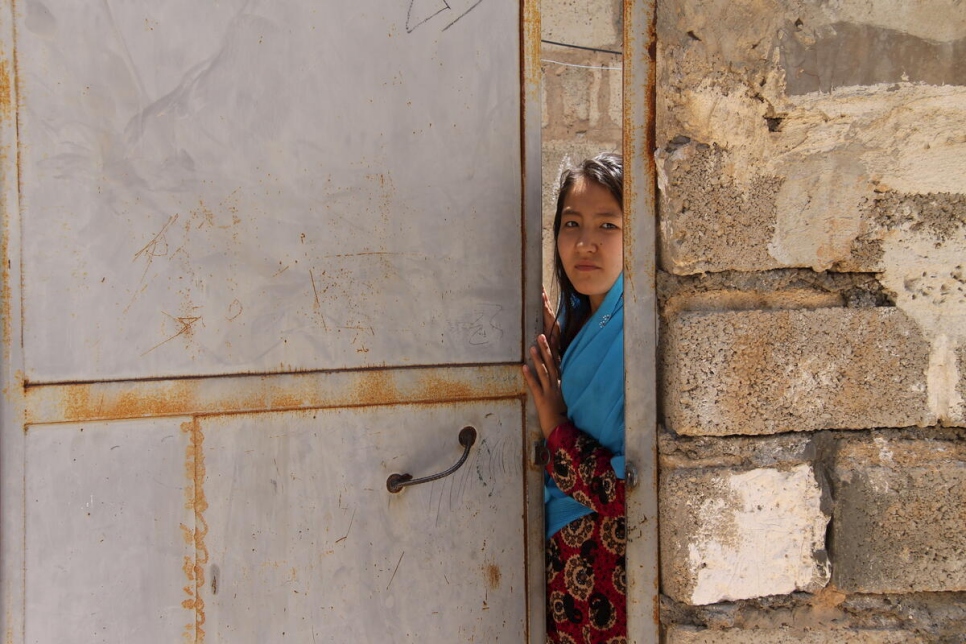 Una joven refugiada afgana en su casa en el albergue de Shahid Beheshti en Sarvestan, Shiraz, en la República Islámica de Irán.