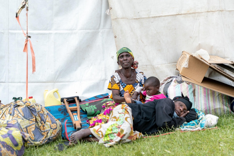 Personas refugiadas congoleñas que huyeron de la erupción volcánica cerca de Goma esperan recibir asistencia en Rubavu, Ruanda.