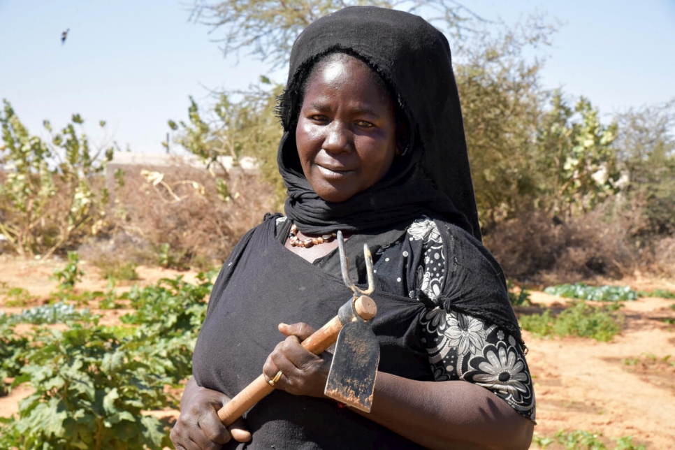 Zeina, una refugiada maliense, cultiva hortalizas en el campamento de refugiados de Mbera. Su familia cultivaba en Malí, pero aprendió nuevas técnicas en Mauritania.