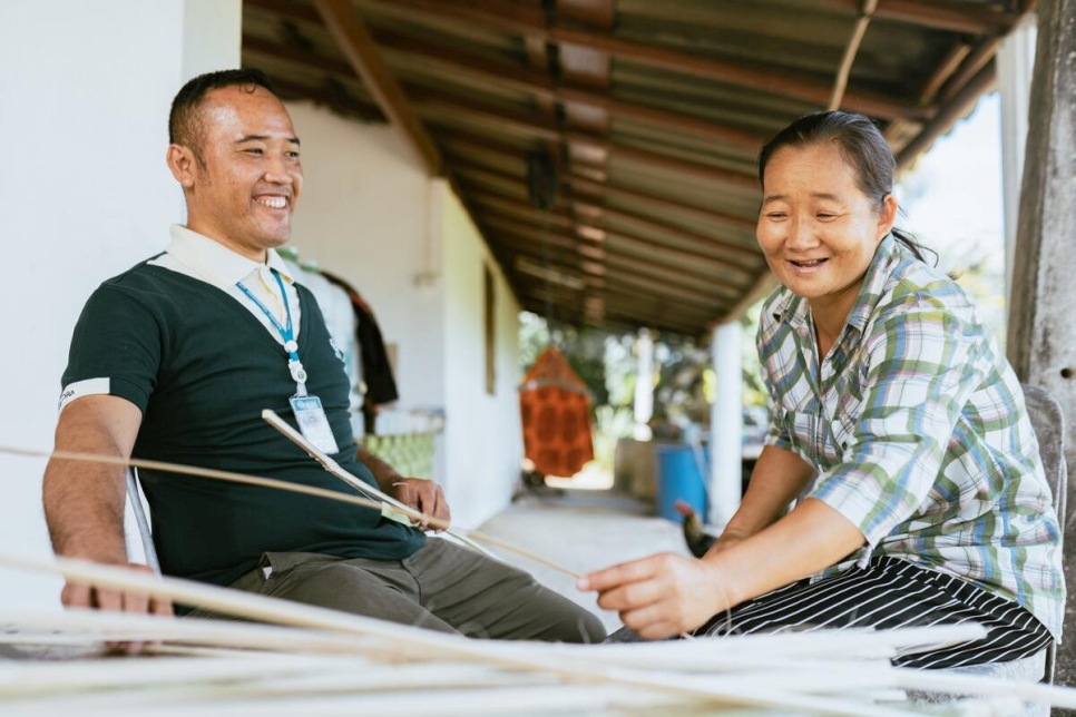 Yutthachai con una de sus clientas apátridas, Tip Rungseangthong, en su casa en la provincia de Chiang Rai, donde prepara bambú para hacer cestas.