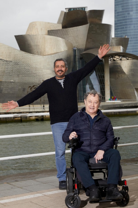 Majed y Joseba delante del Museo Guggenheim, en Bilbao.