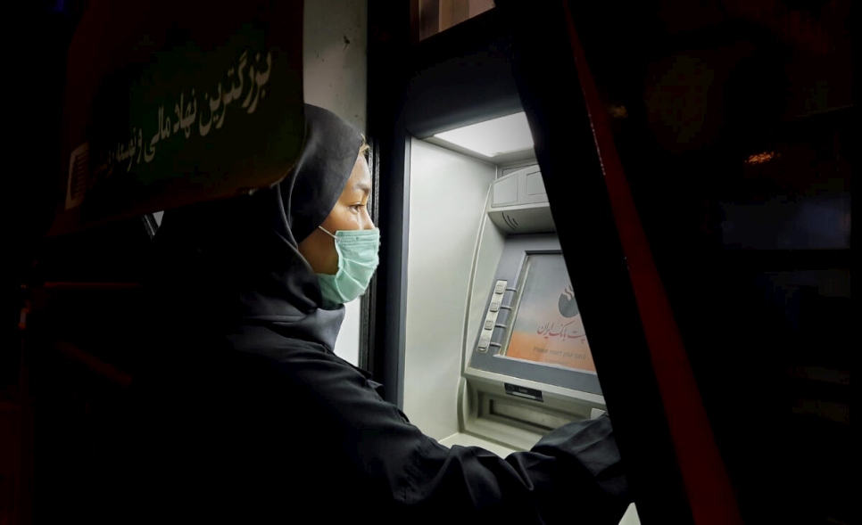 Antes de la nueva política, la mayoría de las personas refugiadas afganas en Irán no podían retirar dinero en efectivo de los cajeros automáticos ni realizar pagos digitales.