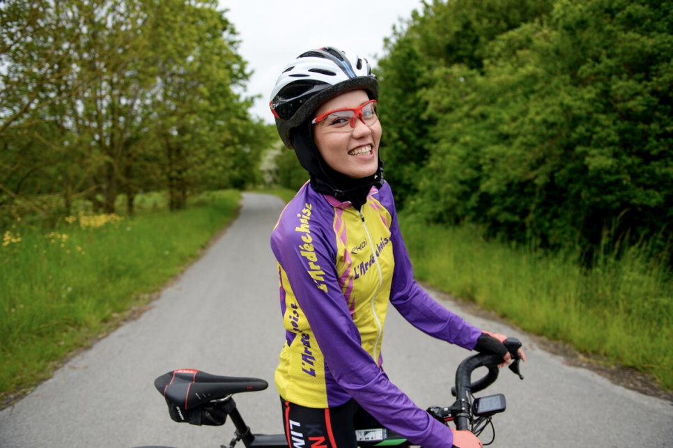 La atleta de ciclismo en ruta y miembro del equipo olímpico de atletas refugiados para los Juegos de Tokio 2020, Masomah Ali Zada, de Afganistán, entrenando cerca de su casa en Lille (Francia).