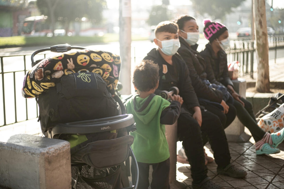 Una familia venezolana que vive en la calle se prepara para enfrentar la llegada del invierno en Santiago, la capital de Chile.