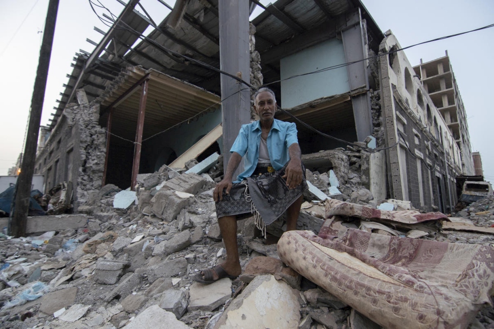 Shaker Ali se sienta frente a lo que solía ser un mercado en Adén, Yemen.