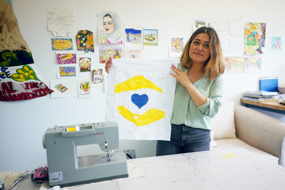 Hangama Amiri, exrefugiada y artista afgana-canadiense, es la diseñadora del emoji de Twitter para el Día Mundial del Refugiado 2021.