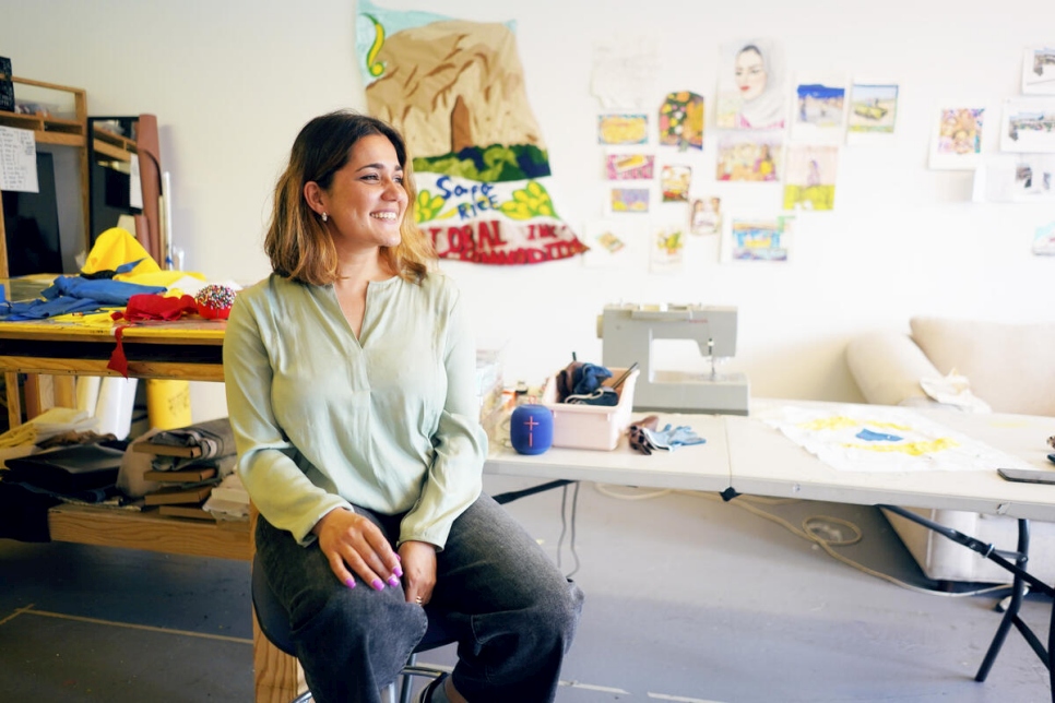 Hangama Amiri, la diseñadora del emoji de Twitter del Día Mundial del Refugiado 2021, en su estudio en New Haven, Connecticut, EE. UU.