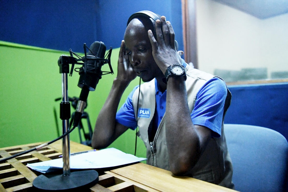Igor, uno de los periodistas refugiados, graba un programa de radio en el estudio de CIRTEF.