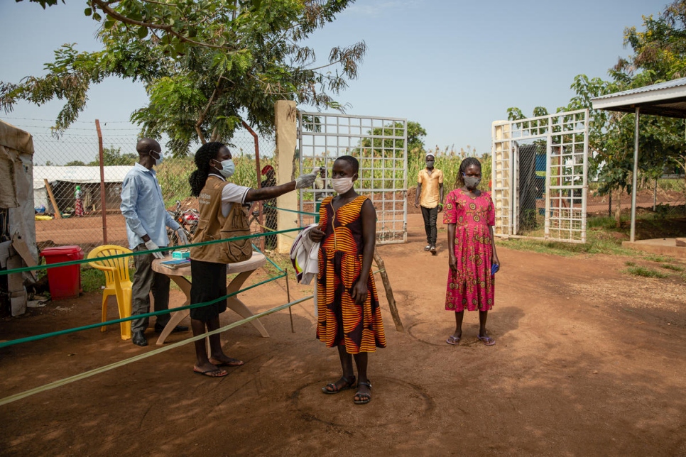 Toman la temperatura a refugiada de Sudán del Sur previo a su ingreso a un centro de salud en el asentamiento de refugiados de Bidibidi, en Uganda.