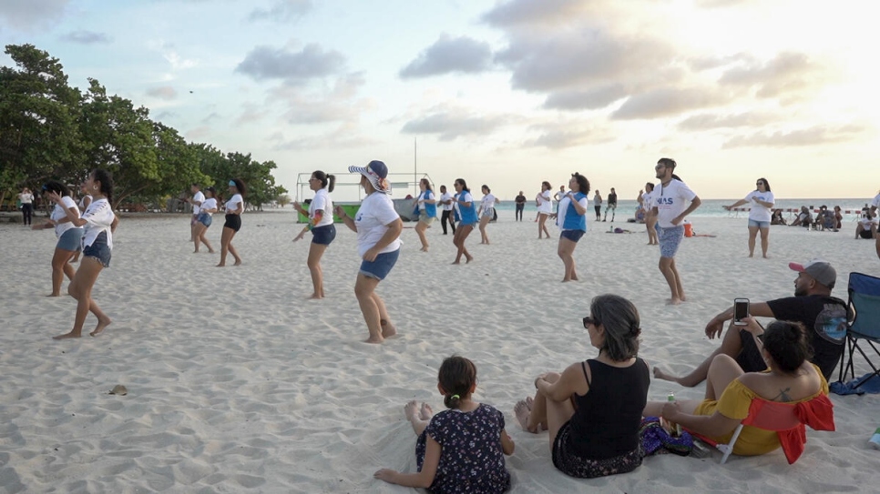 La comunidad local y las personas desplazadas en Aruba celebraron el Día Mundial del Refugiado con un baile grupal el 31 de mayo. 