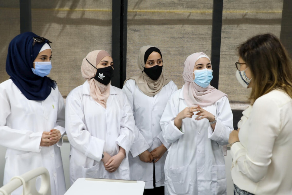 Estudiantes de enfermería refugiadas sirias en el nuevo laboratorio de enfermería y atención médica del Luminus Technical University College, Amman, Jordania. 