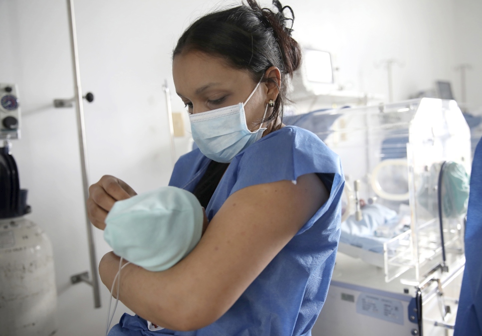 En un hospital de maternidad de Bogotá, Colombia, Yonielys Villegas, de 25 años, sostiene a su hijo recién nacido, Enmanuel, quien se beneficiará de una medida que otorga la ciudadanía a bebés de padres venezolanos.