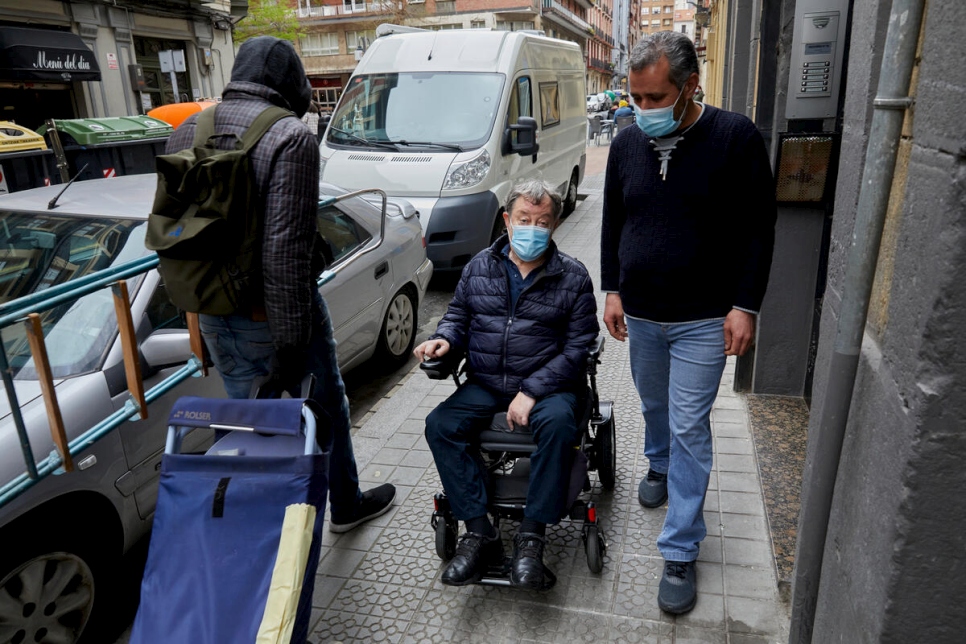 Majed, un refugiado sirio reasentado en Bilbao, camina por la ciudad con su amigo y empleador Joseba.