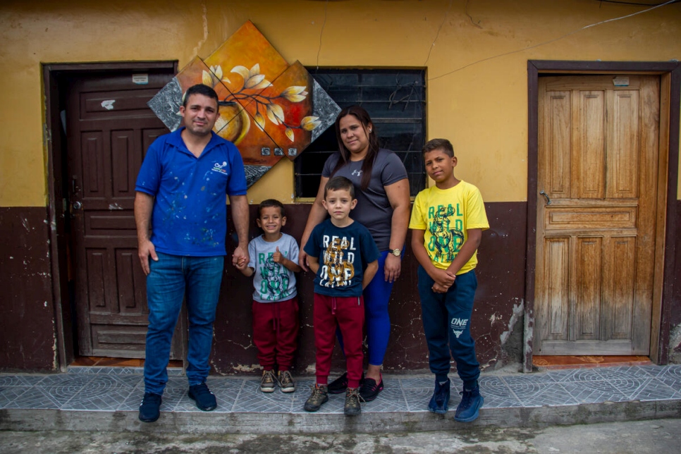 José Soto y María José Mercado han tenido dificultades para ganarse la vida en Ecuador debido a su situación irregular.
