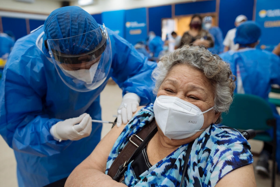 Angela del Valle (76), de Venezuela, recibe la primera dosis de la vacuna de COVID-19 en Guayaquil, Ecuador.