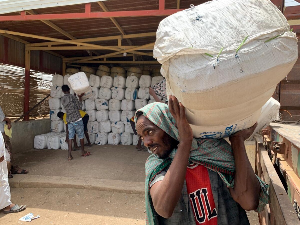 Personas refugiadas etíopes reciben artículos de primera necesidad en un campamento cercano a la frontera entre Etiopía y Sudán. 